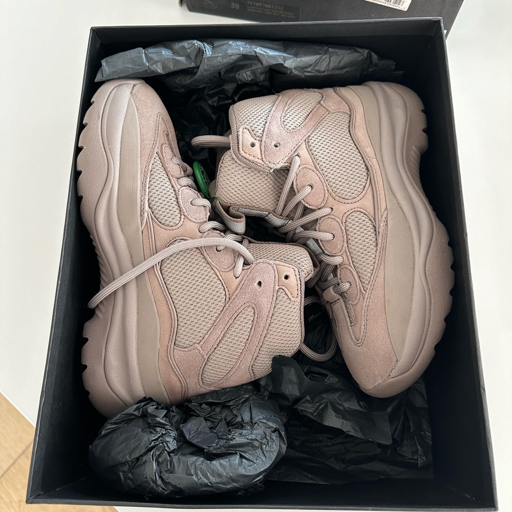 CINDER Women’s Season 7 Yeezy Desert Boot Size 39